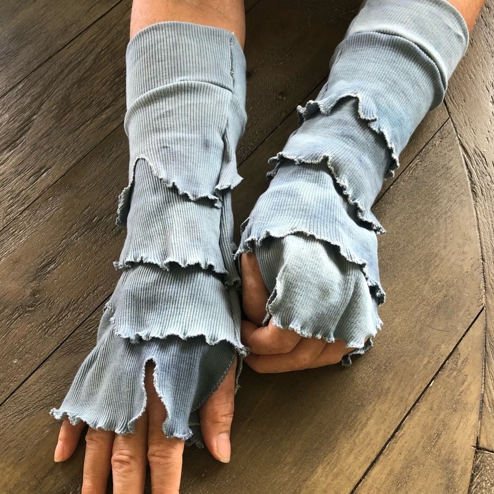 Handmade glovelets arm warmers with ruffles - Picture 2 of 16